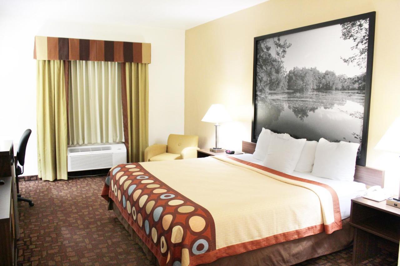 Super 8 By Wyndham Three Rivers Extérieur photo