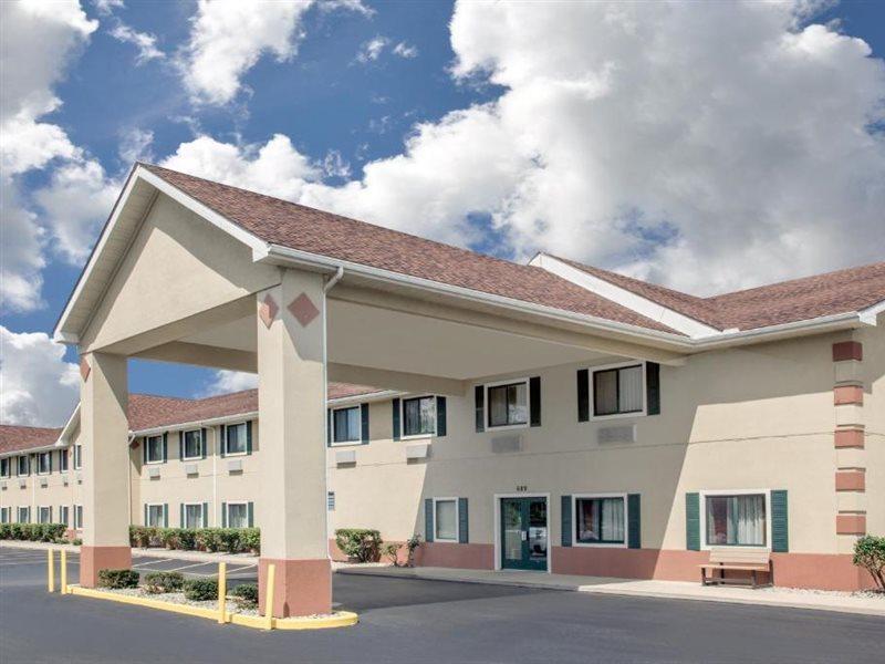 Super 8 By Wyndham Three Rivers Extérieur photo
