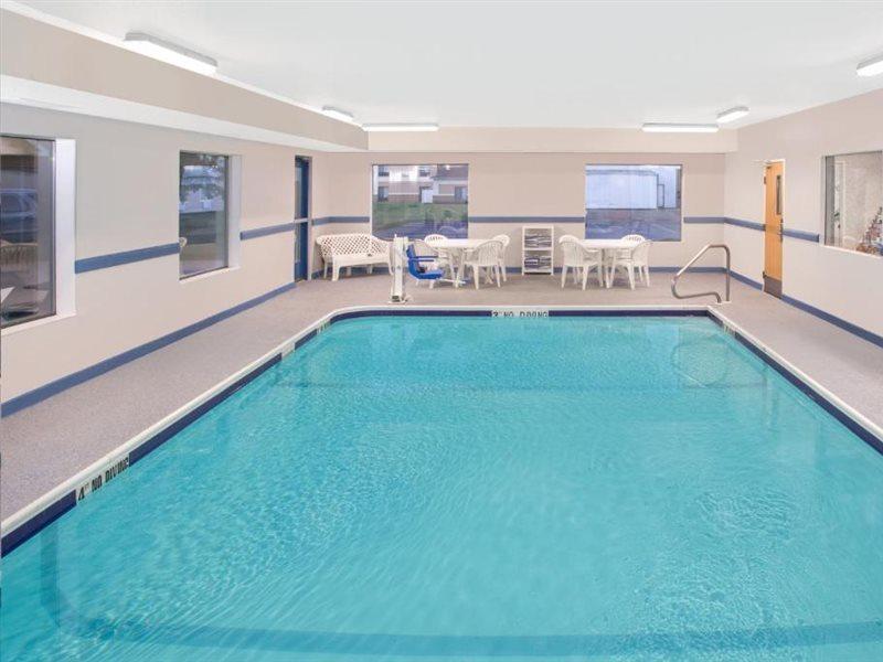 Super 8 By Wyndham Three Rivers Extérieur photo