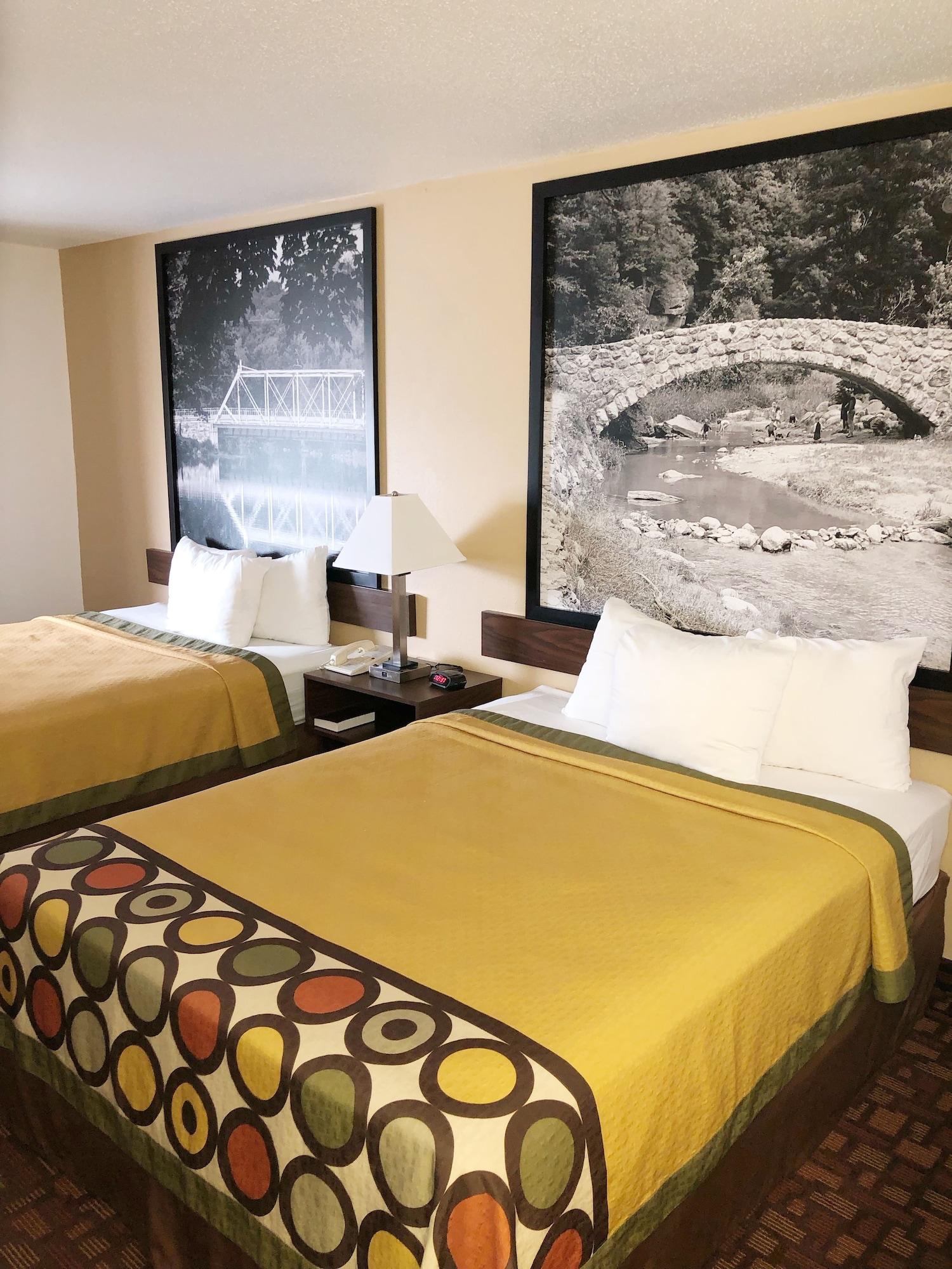 Super 8 By Wyndham Three Rivers Extérieur photo