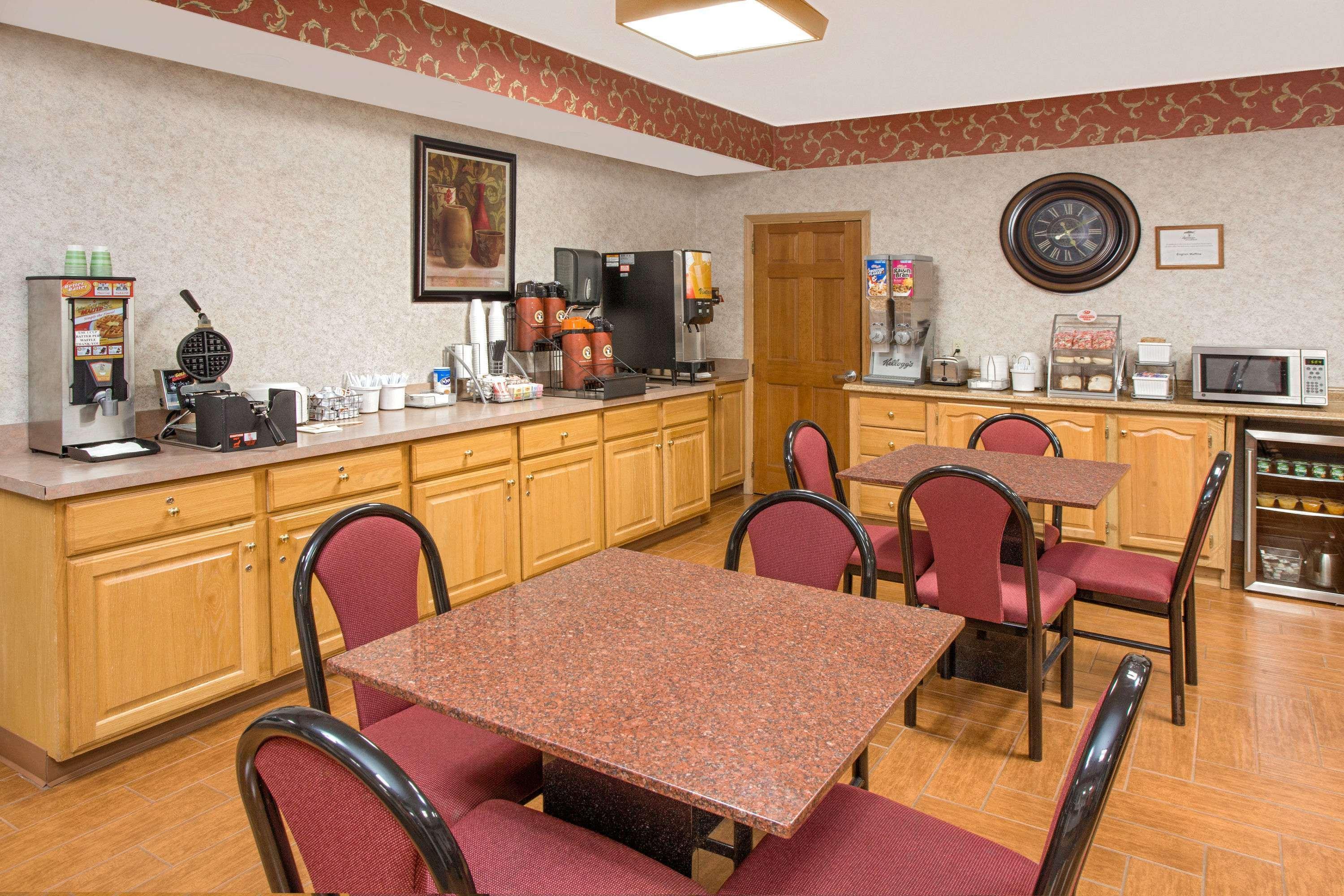 Super 8 By Wyndham Three Rivers Extérieur photo